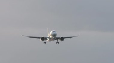 PHUKET, THAILAND - 16 Şubat 2023: Airbus A320, Spring Airlines 'dan B-30 Phuket havaalanına inişe geçiyor. Yolcu uçağı üstümüzde uçuyor.