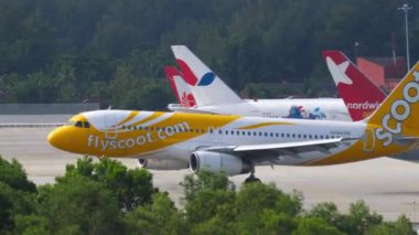PHUKET, THAILAND - 30 Kasım 2019: Scoot 'un ticari uçağı A320 Phuket havaalanı HKT' ye iniyor. Turizm ve seyahat kavramı