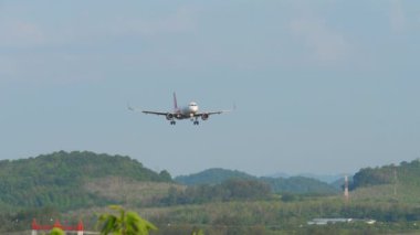 PHUKET, THAILAND - 11 Şubat 2023: Ticari Airbus A320, Phuket havaalanına VietJet Air 'in HS-VKO uçağı inişi. Uçak geliyor.