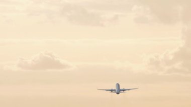 Gün batımında gökyüzüne tırmanan uçağın arka görüntüsü. Şafakta havaalanında trafik var.