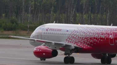 MOSCOW, Rusya Federasyonu - 29 Temmuz 2021: Sukhoi Superjet 100, Rossiya 'dan RA-89111 Sheremetyevo Havalimanı SVO' da taksicilik yapıyor. Yolcu uçağı geliyor. Seyahat kavramı