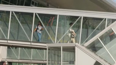 KAZAN, RUSSIA - 05 AĞUSTOS 2022: Teleskopik iskele, kol, havaalanında Aerobridge. Havaalanının kalkış kapısı terminalinde uçaktan uçağa binen yolcular.