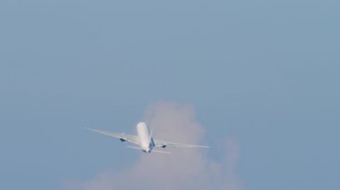 Jet yolcu uçağının arka görüntüsü. Uçak kalkıyor. Kalkıştan sonra sivil uçaklar tırmanıyor.