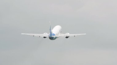 ALMATY, KAZAKHSTAN - 12 Mayıs 2024: Boeing 737, UP-B3722 Almaty havaalanı, arka görüş. Uçak tırmanışı. Uçaklar uçar gider.