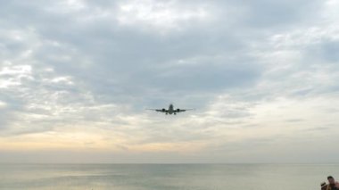 PHUKET, THAILAND - 27 HAZİRAN 2023: Boeing 737 MAX 8, MIAT Moğol Havayolları 'nın EI-MNG' si, Phuket Havaalanı 'na iniş yaptı. Yolcu uçağı Mai Khao Sahili üzerinde uçuyor. Seyahat kavramı