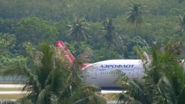 PHUKET, THAILAND - 28 Kasım 2019: Phuket Havaalanı, Tayland Phuket 777 pistinde Boeing 777. Geniş gövdeli uçak kalkıştan önce hızlanıyor, yan görüş