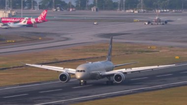 PHUKET, THAILAND - 23 Şubat 2023: Etihad Havayolları uçakları Phuket havaalanına indikten sonra fren yapıyor. Hava sahasında Dreamliner. Uçak geliyor. Spoiler hazır.
