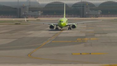 BANGKOK, THAILAND - S7 Airlines 'dan Boeing 737 sefer sayılı yolcu uçağı, Suvarnabhum havaalanı BKK' daki terminale doğru hareket ediyor. Uçak geliyor.