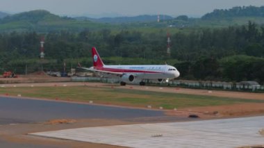 PHUKET, THAILAND - 19 Şubat 2023: Airbus A321, B-30CJ Sichuan Havayolları 'ndan Phuket havaalanına indi. Yolcu uçağı geliyor.