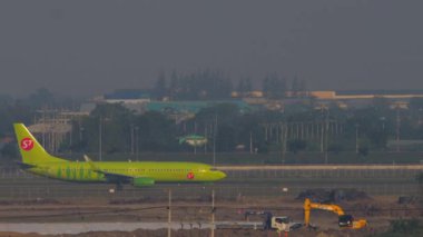 BANGKOK, THAILAND - 01 Mart 2023: Yolcu uçağı Boeing 737, S7 Airlines 'ın başkan yardımcısı Bangkok, Suvarnabhumi havaalanında taksicilik yapıyor. Ön plan, havaalanında inşaat işi.