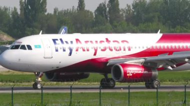 ALMATY, KAZAKHSTAN - 10 Mayıs 2024: Flyarystan uçağı Almaty havaalanına indikten sonra yavaşlıyor. Spoiler verin. Uçak geliyor. Seyahat kavramı