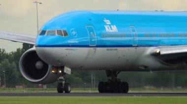 AMSTERDAM, NETHERLANDS - 24 Temmuz 2017: Boeing 777, KLM PH-BQC Amsterdam, Schiphol Havaalanı 'nda kalkış için hız kazanıyor. Yolcu geniş gövdeli uçak kalkışı