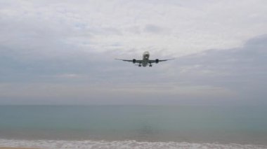 PHUKET, THAILAND - FEBRUARY 01, 2023: Boeing 787 Dreamliner, Etihad Havayolları 'ndan A6-BLU Phuket Havalimanı' ndaki Mai Khao Plajı 'na indi. Uçak tepemizde uçuyor.