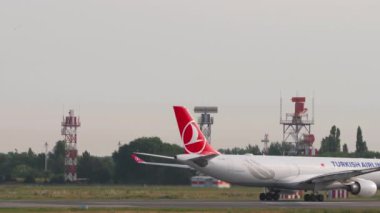 ALMATY, KAZAKHSTAN - 25 Haziran 2024: Airbus A330, TC-JoB Almaty havaalanından kalkmadan önce. Seyahat kavramı