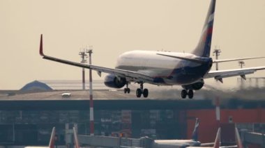 MOSCOW, Rusya Federasyonu - 29 Temmuz 2021: Aeroflot 'a inen Boeing 737 sefer sayılı uçak Sheremetyevo havaalanında fren yapıyor. Yolcu uçağı geliyor. Spoiler hazır.