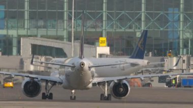 ALMATY, KAZAKHSTAN - 27 HAZİRAN 2024: Jet yolcu uçağı A321neo, Air Astana EI-KGH Almaty havaalanında taksicilik, arka görüş