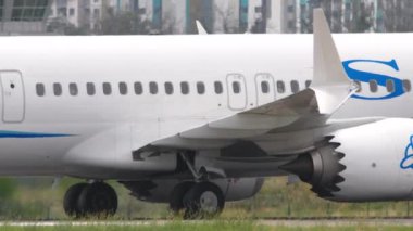 ALMATY, KAZAKHSTAN - 24 Haziran 2024: Boeing 737 sefer sayılı uçak, SCAT Havayolları 'ndan UP-B3739 Almaty havaalanında taksicilik yapıyor. Taksiyoldaki uçak, yan görüş