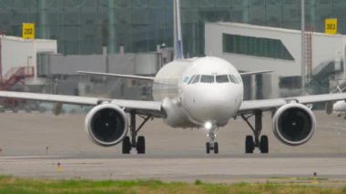 ALMATY, KAZAKHSTAN - 11 Mayıs 2024: Airbus A321, Air Astana 'dan EI-KDF, ön görüş. Uçak piste doğru taksiyle gidiyor. Seyahat kavramı