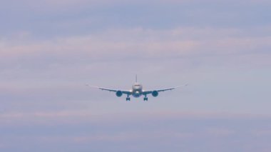 Kimliği belirsiz yolcu uçağı inişe geçiyor. Gökyüzünde bir uçak, ön manzara