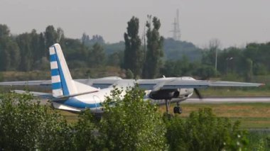 ALMATY, KAZAKHSTAN - 25 Haziran 2024: Antonov An-24B, UP-AN407 Almaty havaalanından kalkış. Seyahat kavramı
