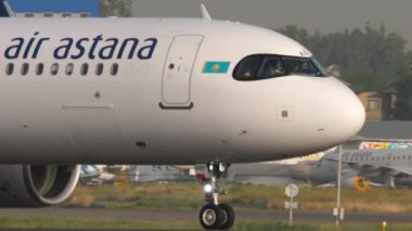 ALMATY, KAZAKHSTAN - 27 Haziran 2024: Airbus A321, Air Astana ivmesi EI-KGC Almaty Havaalanı, yan görüş