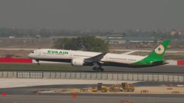 BANGKOK, THAILAND - 01 Mart 2023: Boeing 787 Dreamliner, EVA Air 'den B-17807 ve Suvarnabhumi havaalanındaki piste dokunuyor. Uçak geliyor. Seyahat kavramı