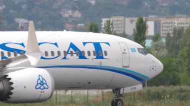 ALMATY, KAZAKHSTAN - 24 Haziran 2024: Boeing 737 sefer sayılı uçak, SCAT Havayolları 'ndan UP-B3739 Almaty havaalanında taksicilik yapıyor. Taksiyoldaki uçak, yan görüş