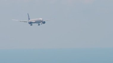 SOCHI, RUSSIA - 01 Ağustos 2022: Aeroflot 'tan Boeing 777, Adler Havaalanı' na iniş yapıyor. Geniş gövdeli uçak