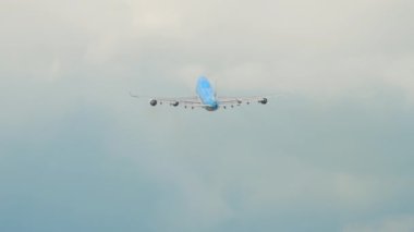 AMSTERDAM, NETHERLANDS - 24 Temmuz 2017: KLM 'nin Boeing 747 uçağı Amsterdam, Schiphol Havaalanı' ndan havalandı. Uçak uçuyor, dikiz aynası