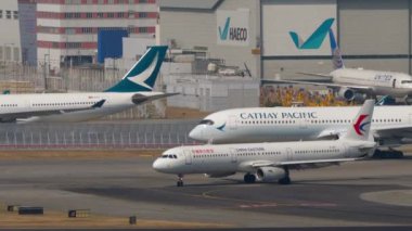 HONG KONG - 10 Kasım 2019: Airbus A350, Cathay Pacific 'in B-LQA' sı Chek Kap Kok Havaalanı 'nda piste iniyor. Airbus A321, B-1615 China Eastern Airlines pistte.