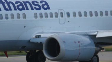FRANKFURT AM MAIN, Almanya - Eylül 04, 2015: Frankfurt havaalanında taksicilik yapan Lufthansa uçakları, yan görüş. Taksideki bir uçak. Seyahat kavramı
