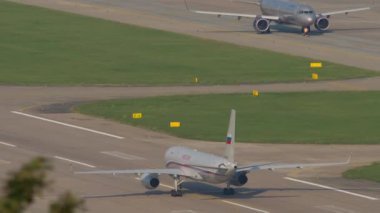 SOCHI, RUSSIA - 01 AĞUSTOS 2022: Rusya Özel Hava Filosu 'ndan Tupolev Tu-214 sefer sayılı uçak Soçi havaalanından havalanıyor. Seyahat kavramı