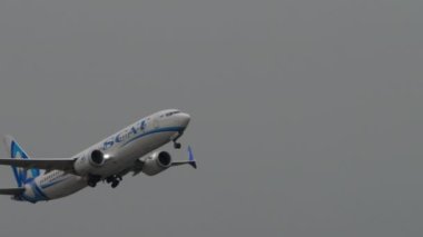 ALMATY, KAZAKHSTAN - 10 Mayıs 2024: Uçak Boeing 737, Scat Airlines 'dan UP-B3737 kalkıyor, tırmanıyor. Uçak uçakları, yan görüş. Turizm ve seyahat kavramı