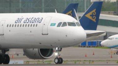 ALMATY, KAZAKHSTAN - 11 Mayıs 2024: Jet yolcu uçağı Airbus A321, Air Astana havaalanında taksicilik yapan EI-KDF. Seyahat kavramı