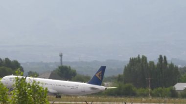 ALMATY, KAZAKHSTAN - 11 Mayıs 2024: Airbus A321, Air Astana EI-KDF Almaty havaalanından kalkıyor. Uçak uçup gitti. Yolcu uçağı kalkıyor. Seyahat kavramı