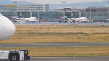 FRANKFURT AM MAIN, ALMANY - 20 Temmuz 2017: Ağır geniş gövdeli yolcu uçağı Airbus A380, Tay Havaalanı HS-TUD. Bir uçağı çekiyorlar.