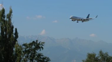 ALMATY, KAZAKHSTAN - 28 JUJY 2024: Air Astana 'dan Boeing 767 EI-KEB Almaty havaalanına iniyor, arkadaki dağlar