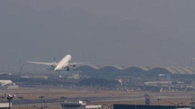HONG KONG - 7 Kasım 2019: 777 sayılı uçak, Cathay Pacific 'in B-HNP' si Hong Kong havaalanından havalanıyor ve tırmanıyor. Yolcu uçağı kalkıyor. Gökyüzünde bir uçak