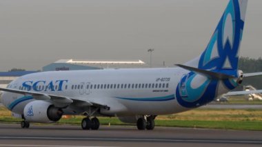 ALMATY, KAZAKHSTAN - 27 Haziran 2024: Almaty havaalanındaki terminale taksicilik yapan Boeing 737, arka görüş. Seyahat konsepti. Uçak taksideydi.