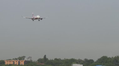 ALMATY, KAZAKHSTAN - 27 Haziran 2024: Airbus A320, FlyArystan 'dan EI-KBO Almaty havaalanına iniş, uzun menzilli görüş. Seyahat kavramı