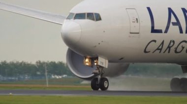 AMSTERDAM, NETHERLANDS - 24 HAZİRAN 2017: LATAM Yük 'ün 777' si havalandı. Uçak pistten havalanırken, iniş takımlarını uçak gövdesine doğru çekerken görünün.