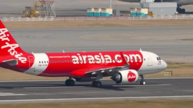 HONG KONG - 10 Kasım 2019: Airbus A320-251N, AirAsia 9M-RAM Hong Kong havaalanından kalkış. Yolcu uçağı kalkıyor