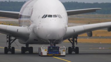 FRANKFURT AM MAIN, ALMANY - 20 HAZİRAN 2017: Tayland Havayolları 'nın dört motorlu Airbus A380' i takside. Traktör, Frankfurt am Main Havaalanı 'ndaki piste iniyor.