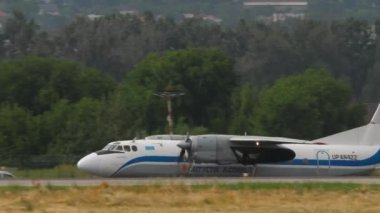 ALMATY, KAZAKHSTAN - 24 Haziran 2024: Turboprop yolcu uçağı Antonov An-24 Almaty havaalanından havalandı. Uçak kalkıyor. Seyahat kavramı