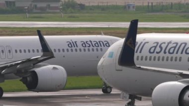 ALMATY, KAZAKHSTAN - 25 Haziran 2024: Airrier Airbus A321, Air Astana EI-KGG Almaty havaalanında taksicilik, yan görüş. Air Astana, Kazakistan 'ın bir havayolu şirketidir. Seyahat kavramı