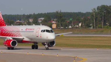 MOSCOW, Rusya Federasyonu - 31 Temmuz 2021: uçak Sukhoi Superjet 100, RA-89114 Rossiya Taxiway. Yolcu uçağı kalkıyor. Avia trafiği. Seyahat kavramı