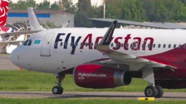 ALMATY, KAZAKHSTAN - 10 Mayıs 2024: Sivil uçak Airbus A320 FlyArystan Almaty havaalanında taksicilik, yan görüş. Seyahat kavramı