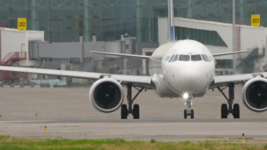 ALMATY, KAZAKHSTAN - 11 Mayıs 2024: Yolcu uçağı Airbus A321, Air Astana 'nın EI-KDF' si, ön görüş alanında. Uçak piste iniyor.