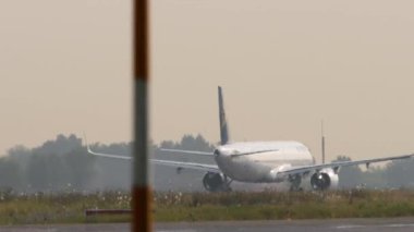 ALMATY, KAZAKHSTAN - 27 Haziran 2024: Yolcu uçağı Airbus A321, Air Astana EI-KGK Almaty havaalanından havalandı. Beneklenme