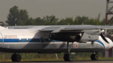 ALMATY, KAZAKHSTAN - 27 Haziran 2024: Turboprop Antonov An-24B, UP-AN422 Almaty havaalanından kalkış. Uçak kalkıyor. Beneklenme